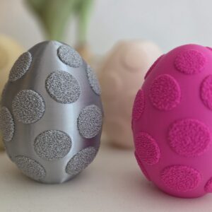 Osterei mit flauschig aussehenden Punkten